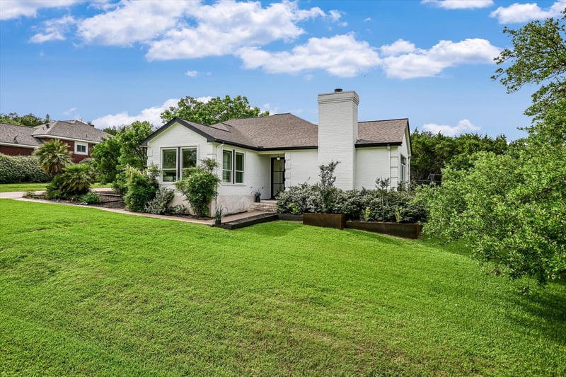 Virtual tour of 621 Peterson LN