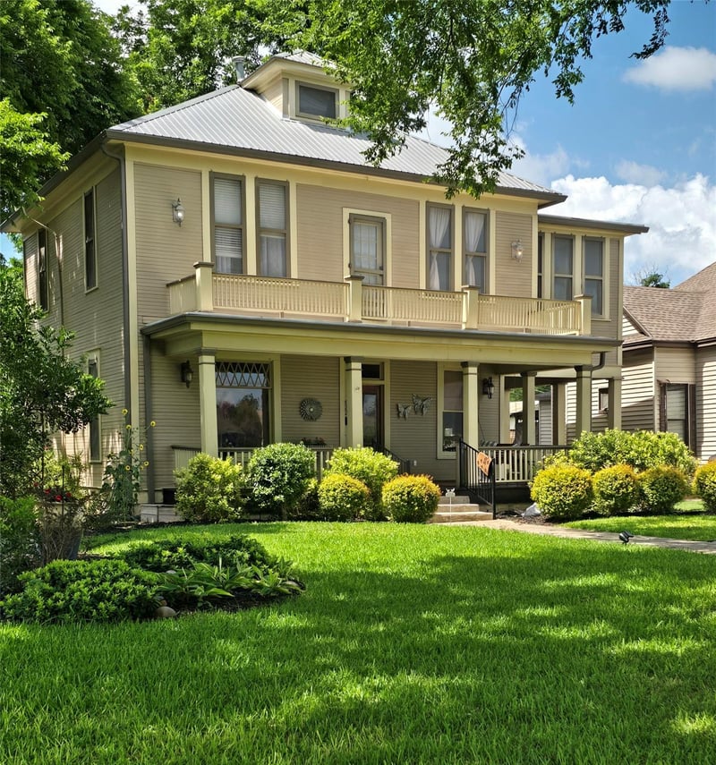 Virtual tour of 622 W 7th St