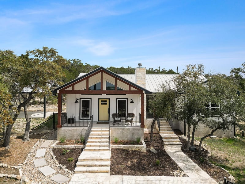 Virtual tour of 631 Lakeside DR
