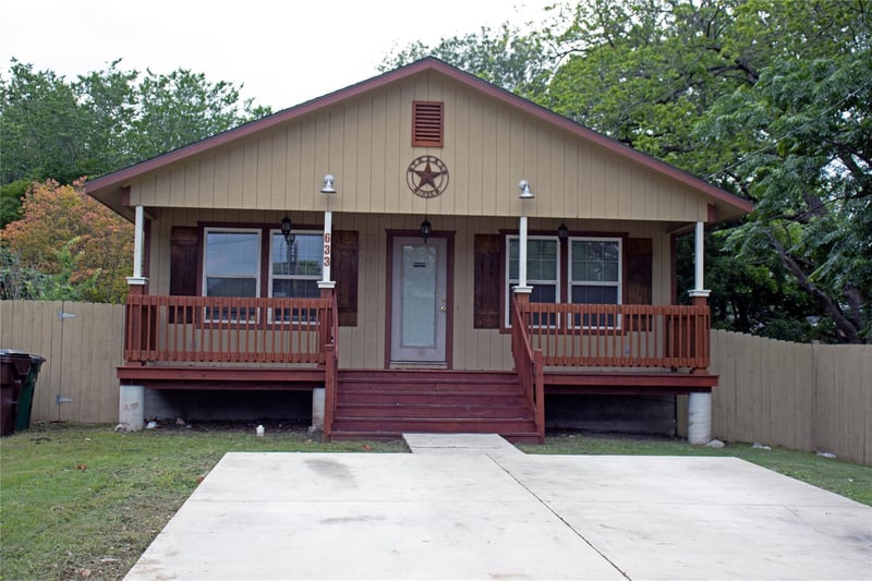 Virtual tour of 633 S Commerce ST