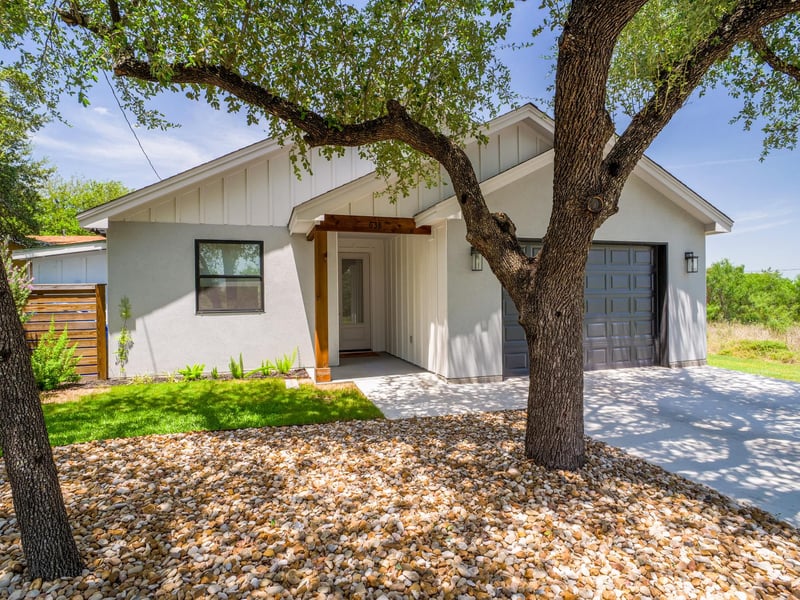 Virtual tour of 638 Oak LN