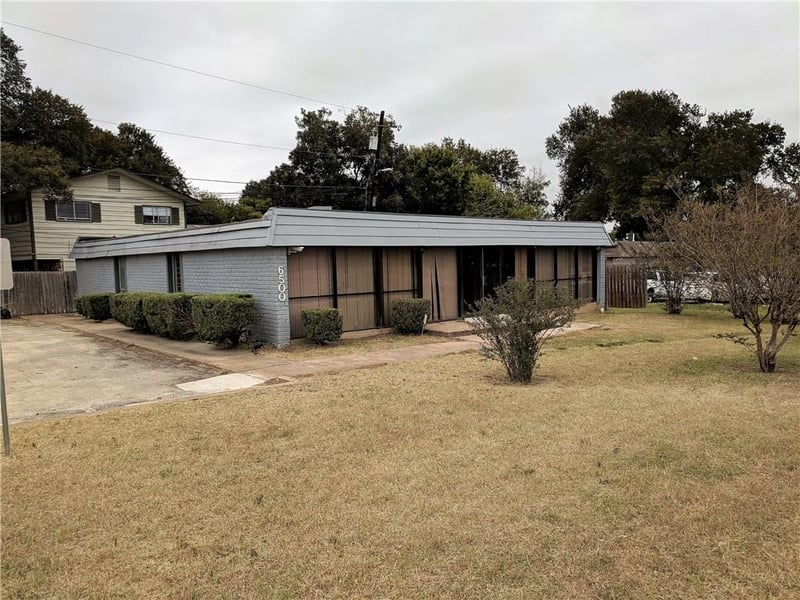 Virtual tour of 6500 Manor RD