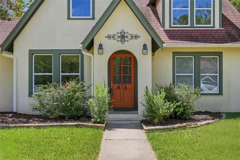 Virtual tour of 674 E Walnut ST
