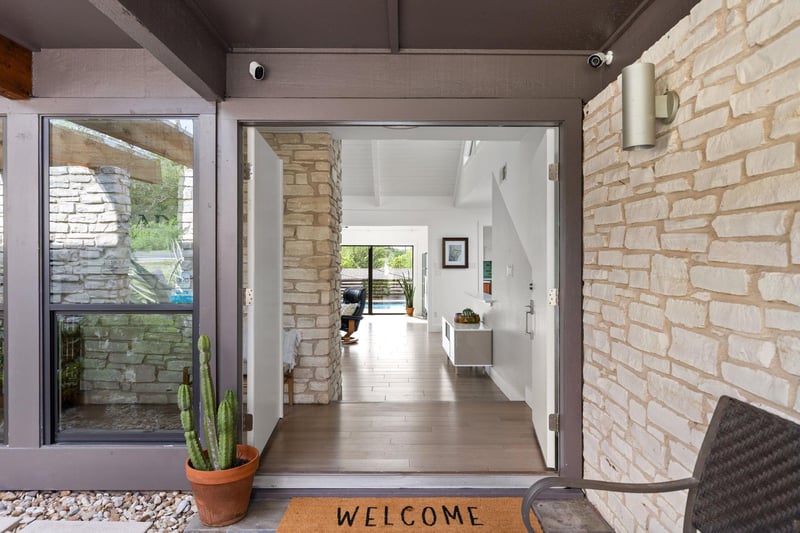 Virtual tour of 6806 Silvermine Dr