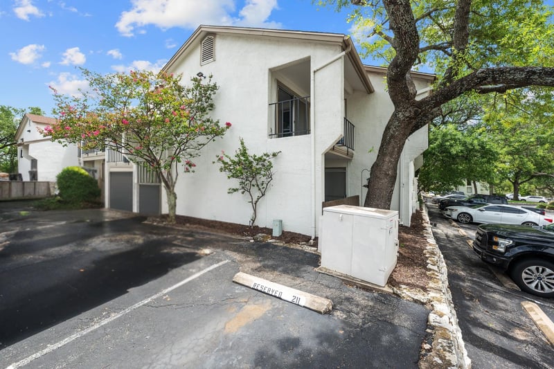 Virtual tour of 6910 Hart LN Unit #211
