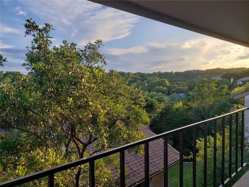 Virtual tour of 6910 Hart Ln Unit #911