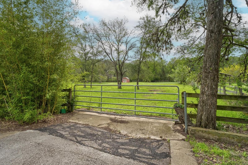 Virtual tour of 7 Pillow RD