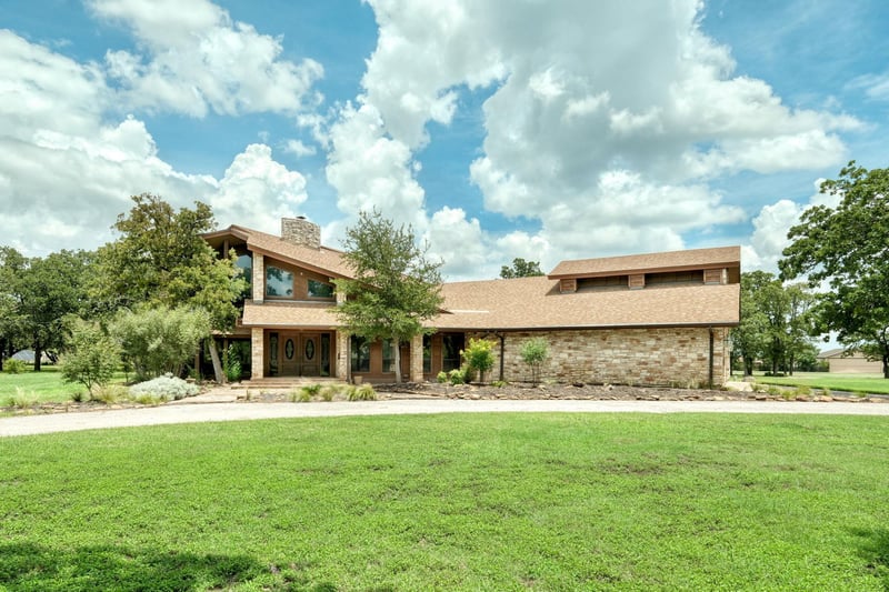 Virtual tour of 700 Breakaway RD