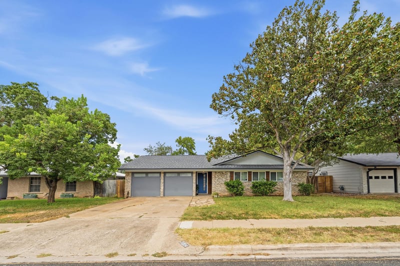 Virtual tour of 7004 Whispering Oaks Dr