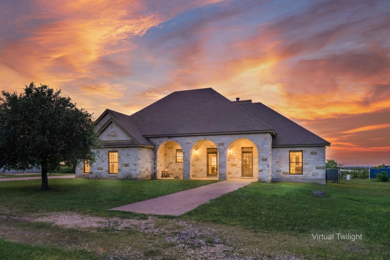 Virtual tour of 701 County Road 107