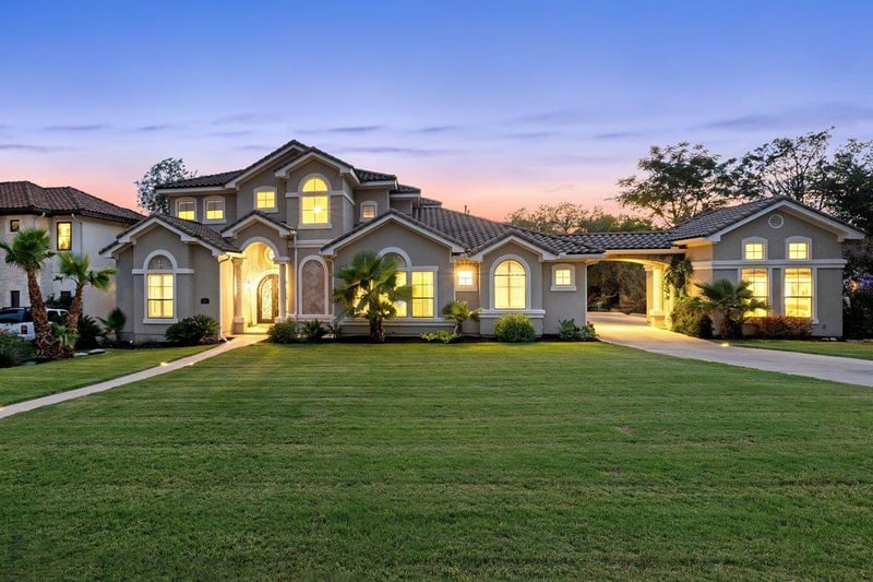Virtual tour of 701 Hurst Creek RD