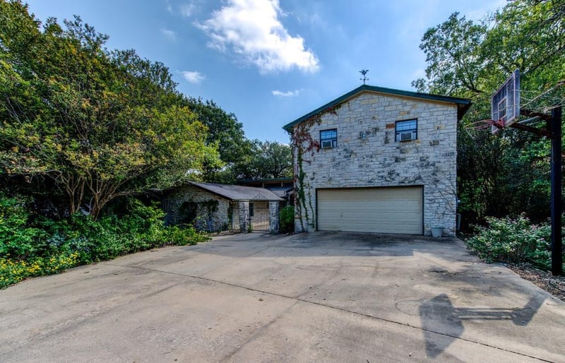 Virtual tour of 703 Dondale Cir