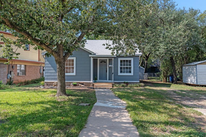 Virtual tour of 703 E 47th ST