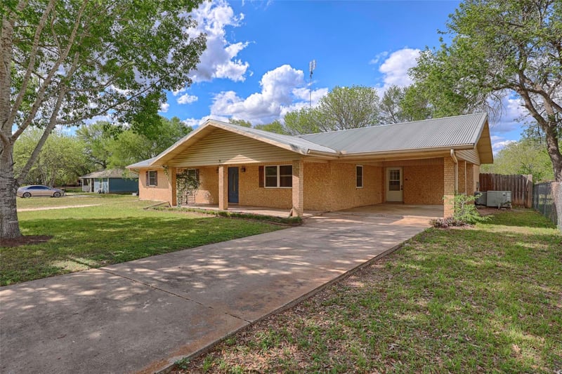 Virtual tour of 705 S La Grange St