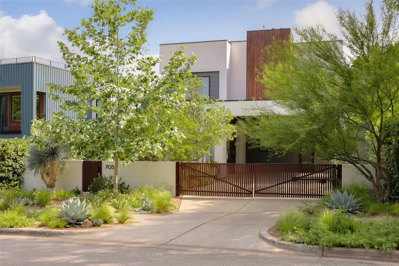 Virtual tour of 705 W Monroe St