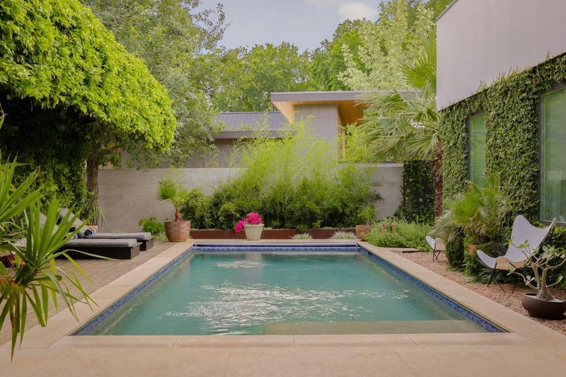 Virtual tour of 705 W Monroe ST