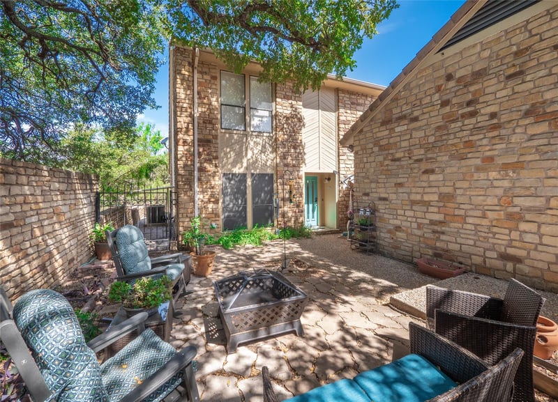 Virtual tour of 706-A Clayton Nolen DR