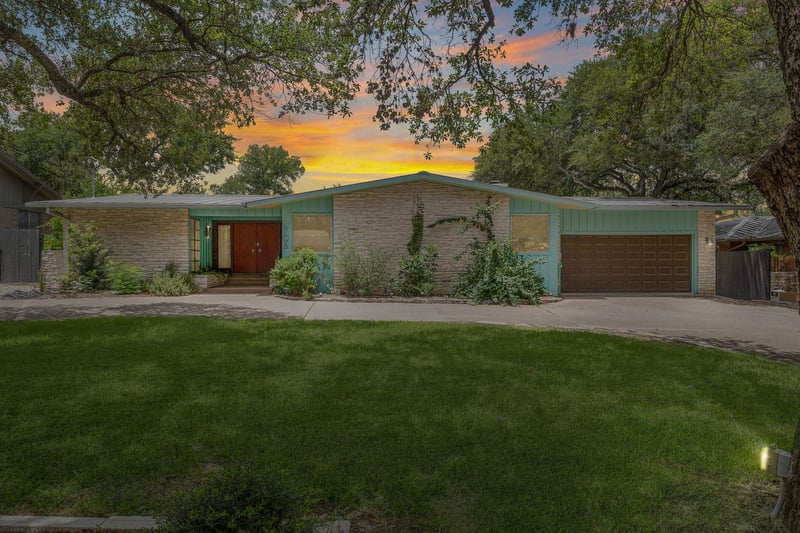 Virtual tour of 706 Barton BLVD