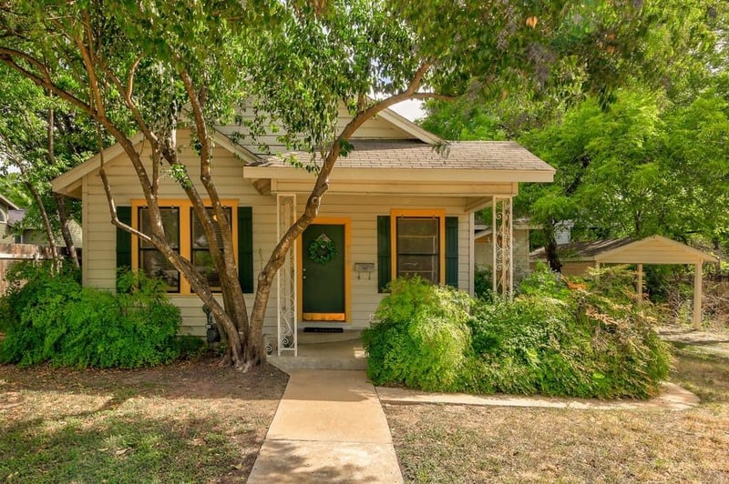 Virtual tour of 706 W Mary ST