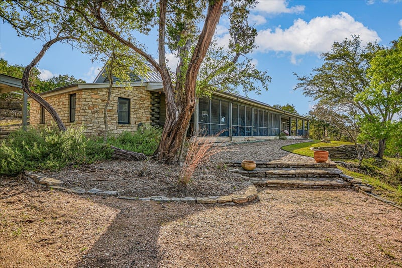 Virtual tour of 707 Deer Lake RD