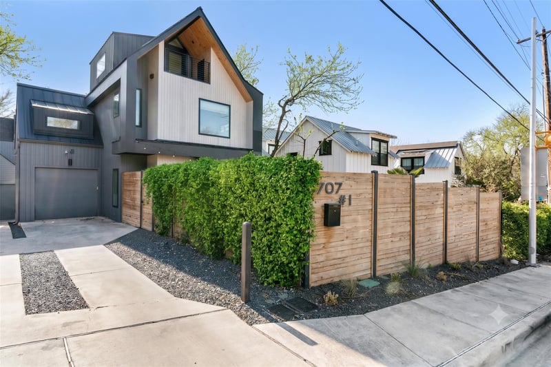 Virtual tour of 707 E Live Oak St Unit #1