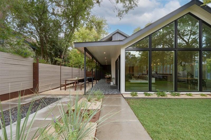 Virtual tour of 709 E Live Oak ST