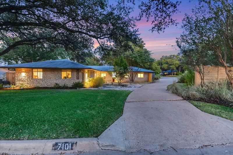 Virtual tour of 7101 Sungate DR