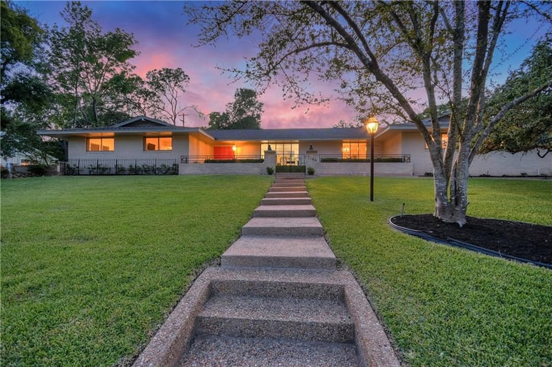 Virtual tour of 7104 Mesa DR