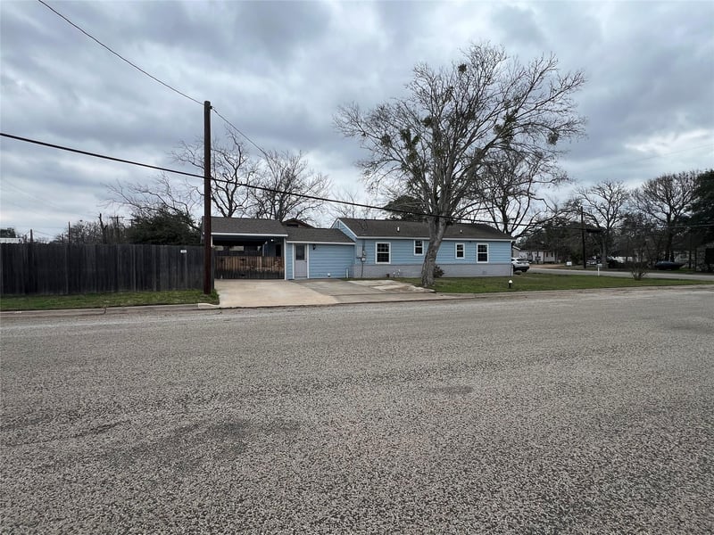 Virtual tour of 711 N Grimes St