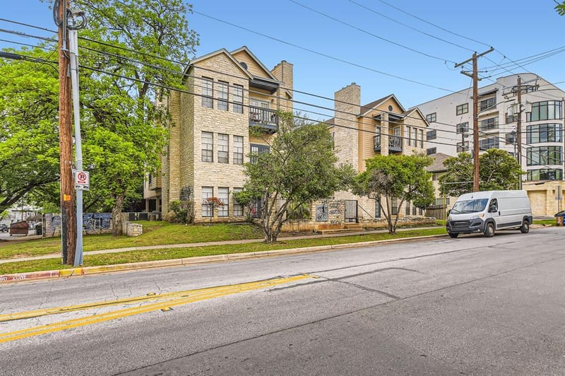 Virtual tour of 711 W 21st St Unit #302
