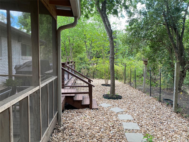 Virtual tour of 719 Harris Ave Unit #A & B