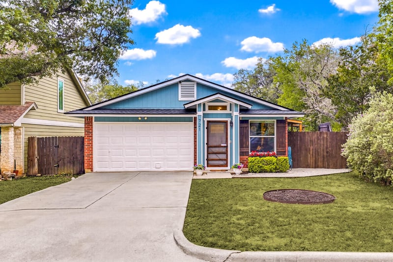 Virtual tour of 721 Fort Chadbourne Dr