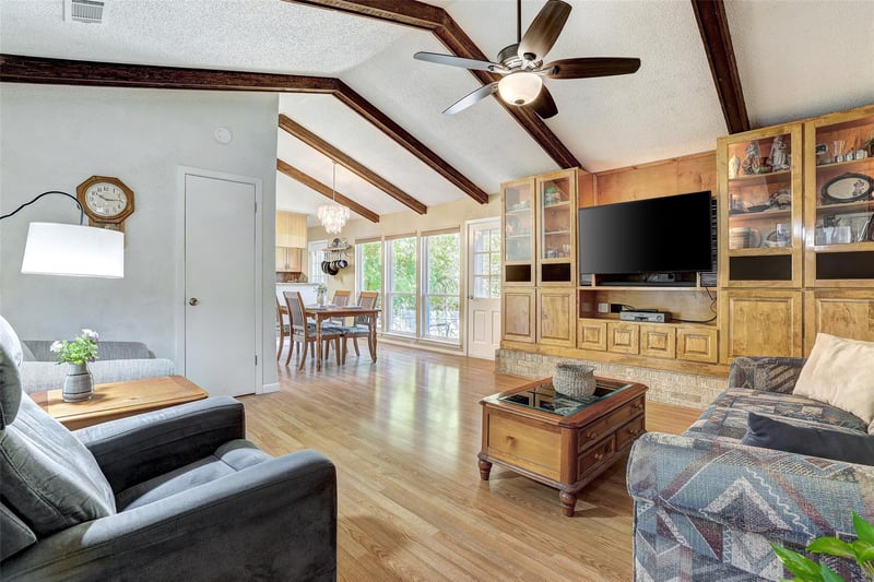 Virtual tour of 7210 Meadowood DR