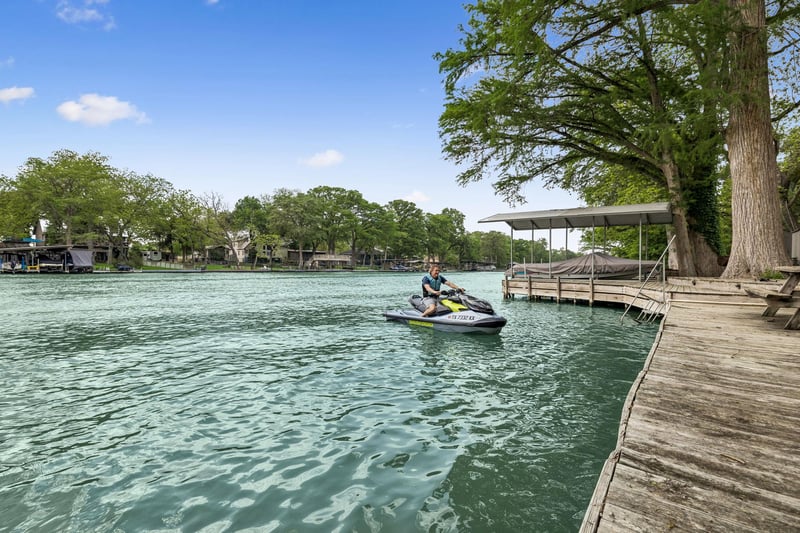 Virtual tour of 723 E Zipp Rd