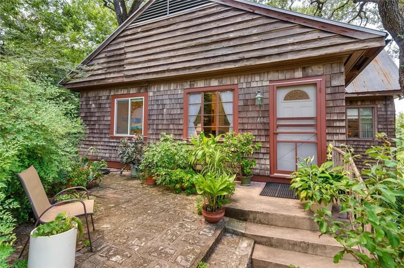 Virtual tour of 800 Columbus St