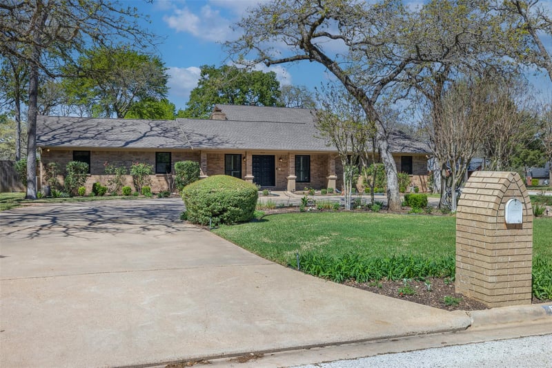 Virtual tour of 800 Copperas Dr