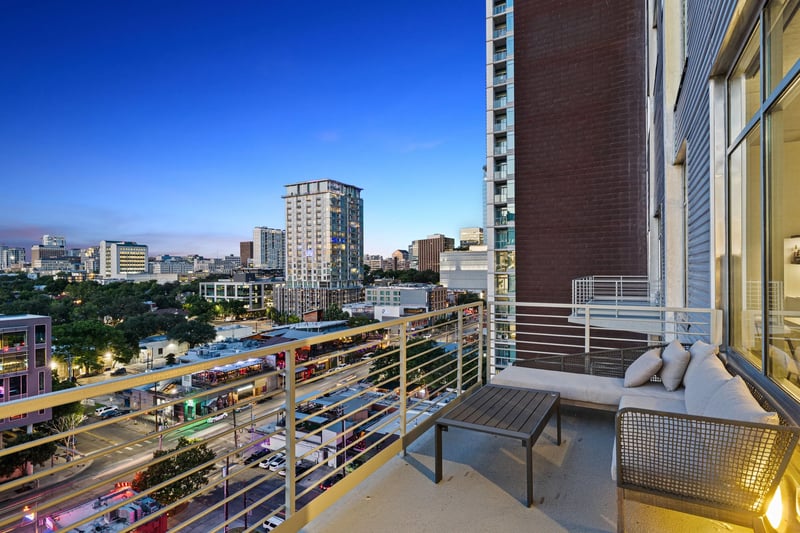 Video tour of 800 W 5th St #1004