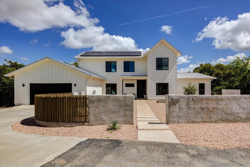 Virtual tour of 8009 Golden Oaks Ln