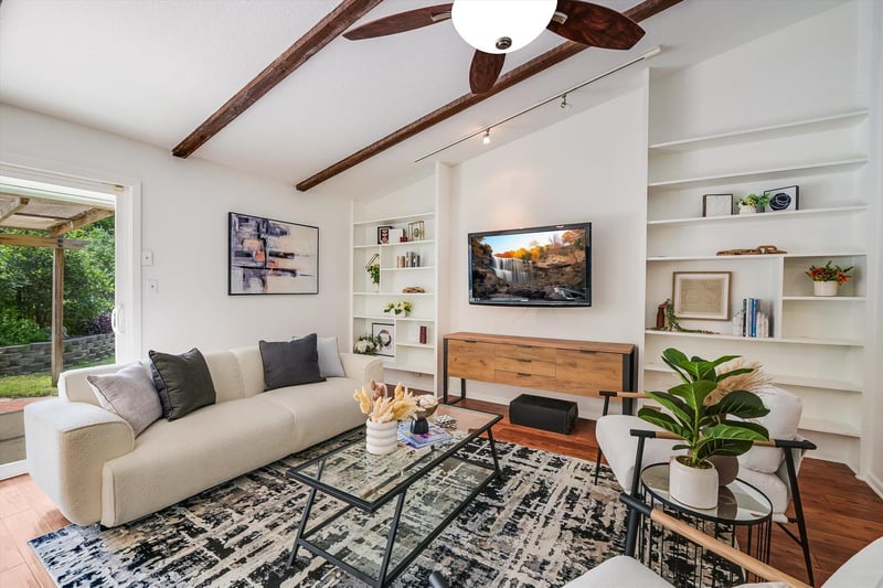 Virtual tour of 8009 Hillrise DR
