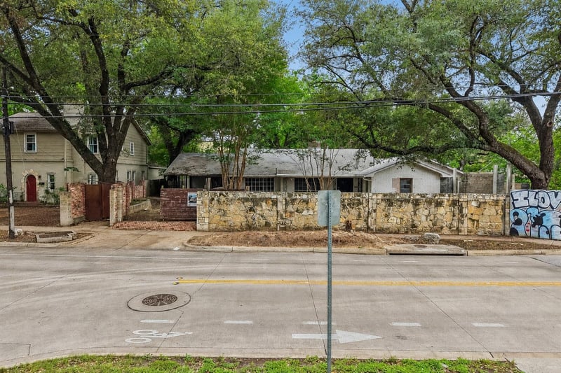Virtual tour of 801 E 32nd ST