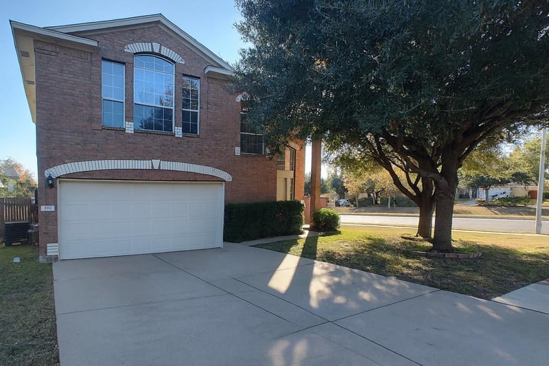 Virtual tour of 801 Hank Aaron Ln