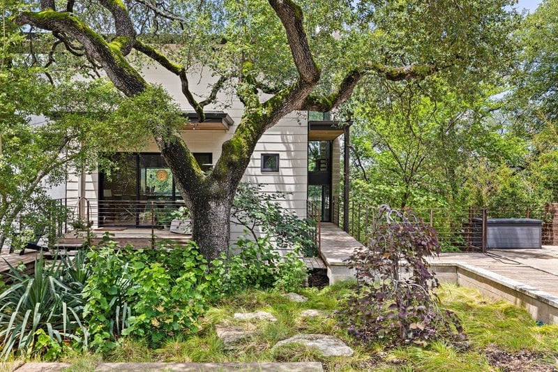 Virtual tour of 801 The High RD