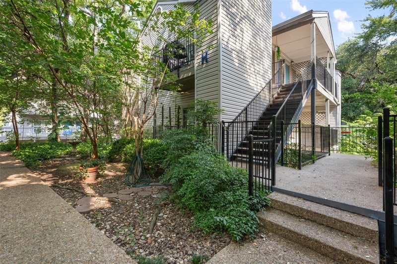Virtual tour of 802 S 1st ST Unit #216