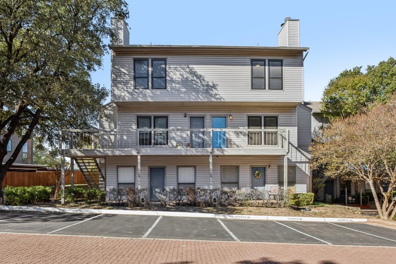 Virtual tour of 802 S 1st ST Unit #220