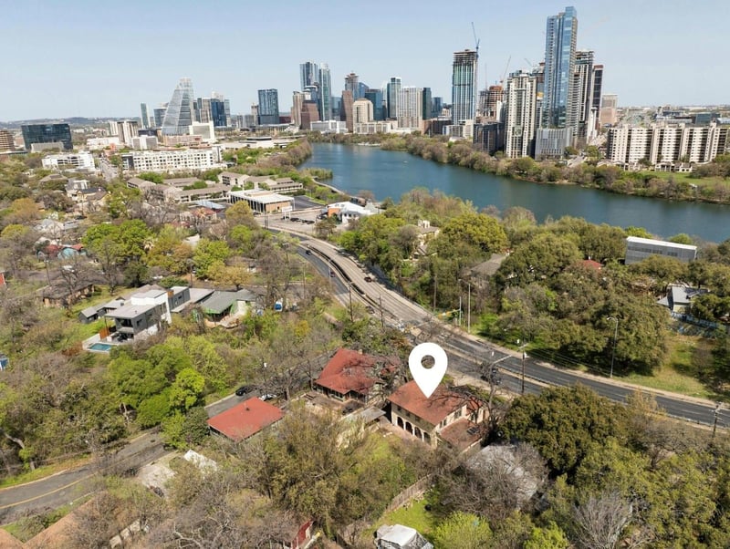 Virtual tour of 803 E Riverside DR