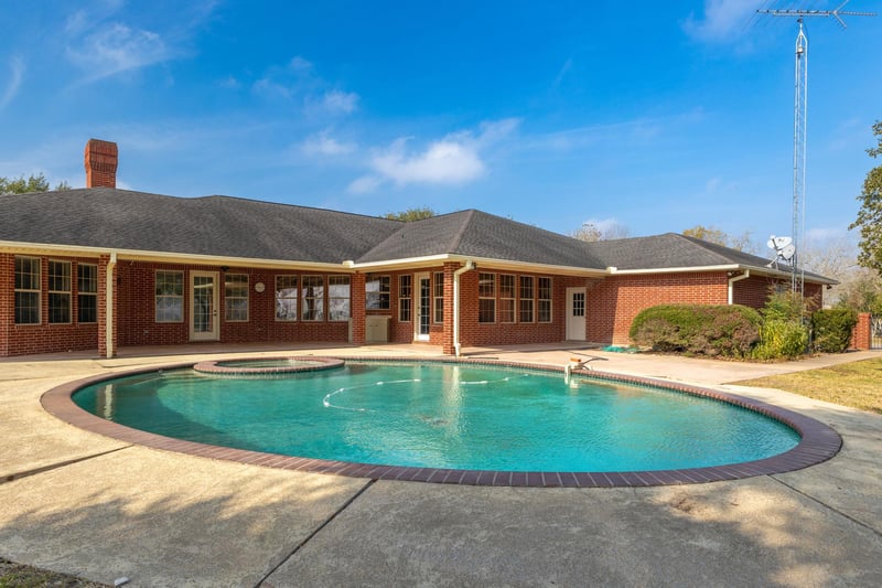 Virtual tour of 803 S Converse ST