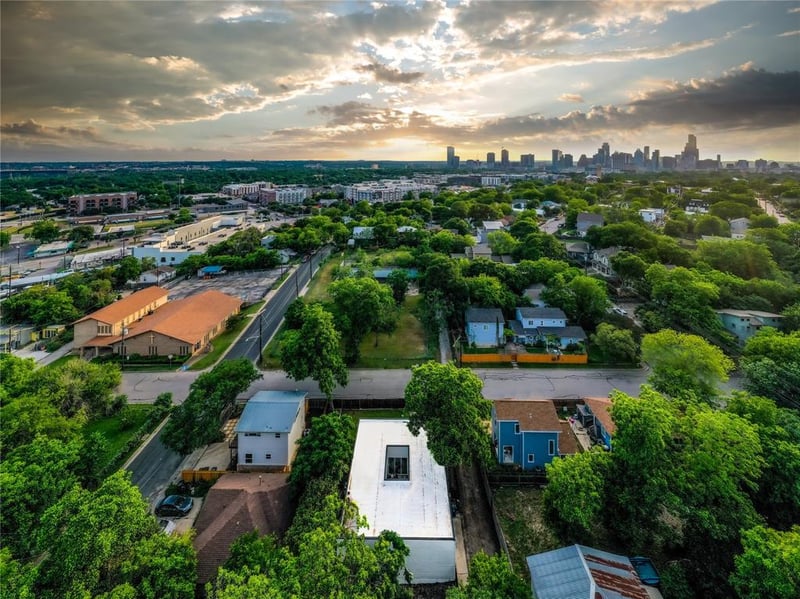 Virtual tour of 803 San Saba St