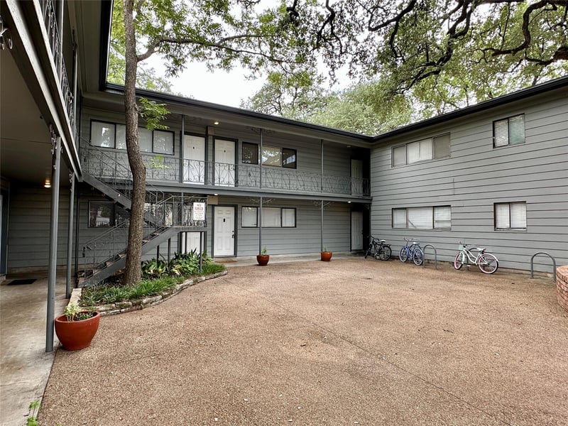 Virtual tour of 803 W 28th St Unit #106