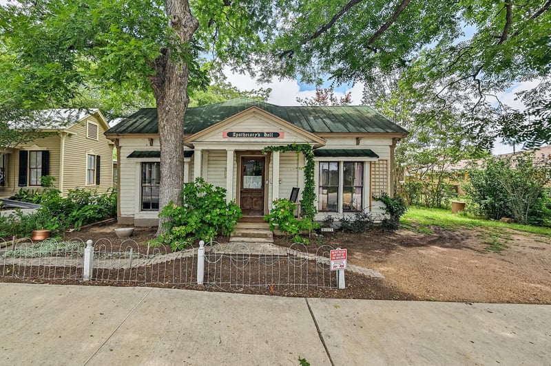 Virtual tour of 805 Main ST