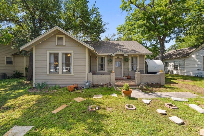 Virtual tour of 807 Cecelia ST